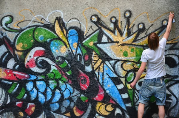 Photo Young Guy Denim Shorts White Shirt Guy Draws Graffiti — Stock Photo, Image