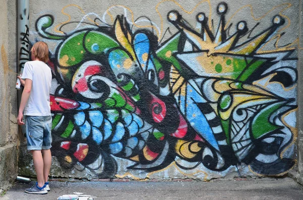 Foto Proceso Dibujar Patrón Graffiti Una Vieja Pared Hormigón Joven —  Fotos de Stock