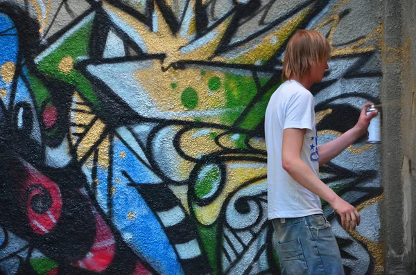 Photo Young Guy Denim Shorts White Shirt Guy Draws Graffiti — Stock Photo, Image