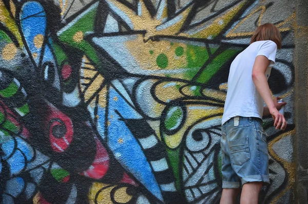 Foto Procinto Disegnare Modello Graffiti Vecchio Muro Cemento Giovane Dai — Foto Stock