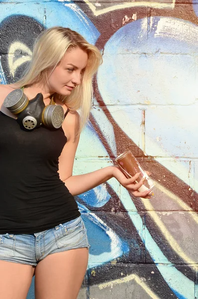 Leende Ung Och Vacker Sexig Tjej Graffitikonstnär Med Färg Spray — Stockfoto