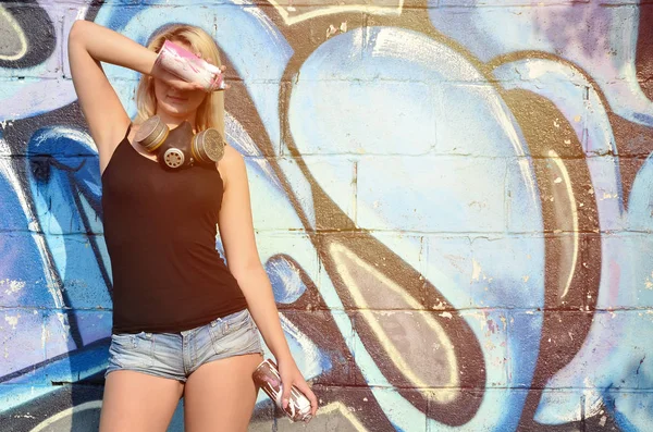 Jonge Mooie Lachende Sexy Meisje Graffitikunstenaar Met Gasmasker Haar Nek — Stockfoto