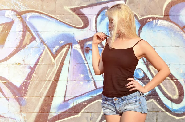 Sexy Kaukasische Blond Meisje Denim Shorts Zwarte Tank Top Poseren — Stockfoto