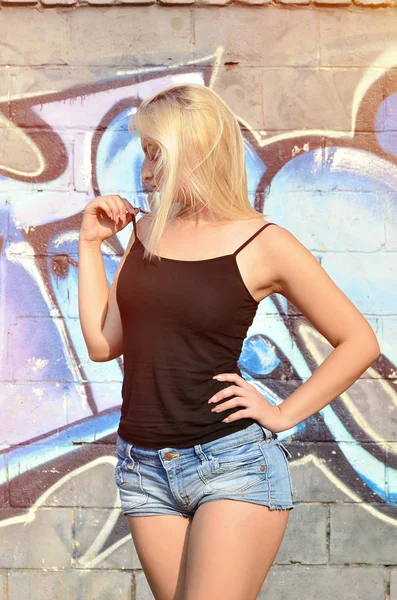 Seksi Beyaz Sarışın Kız Kot Şort Siyah Kolsuz Bluz Grafiti — Stok fotoğraf
