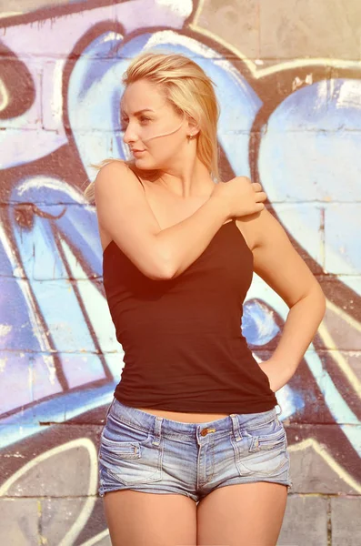 Seksi Beyaz Sarışın Kız Kot Şort Siyah Kolsuz Bluz Grafiti — Stok fotoğraf