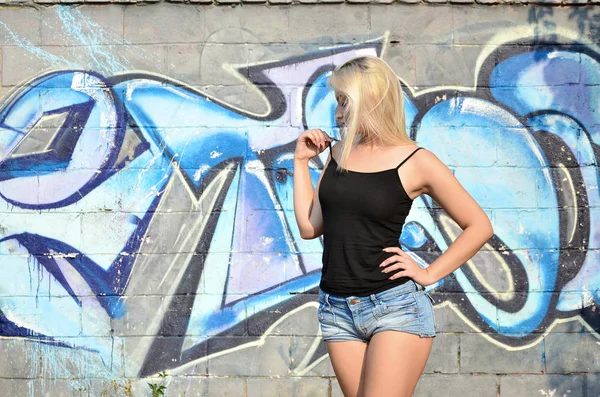 Sexy Kaukasische Blond Meisje Denim Shorts Zwarte Tank Top Poseren — Stockfoto