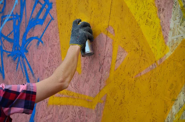Een Hand Met Een Spray Kan Dat Een Nieuwe Graffiti — Stockfoto