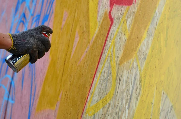 Una Mano Con Una Lata Spray Que Dibuja Nuevo Graffiti — Foto de Stock