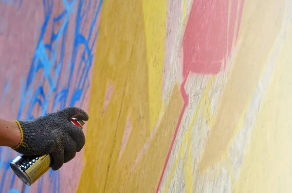 Hand Spray Can Draws New Graffiti Wall Photo Process Drawing — Stock Photo, Image