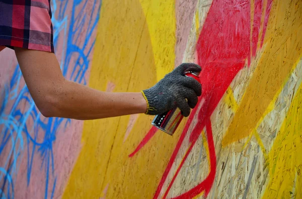 Hand Spray Can Draws New Graffiti Wall Photo Process Drawing — Stock Photo, Image