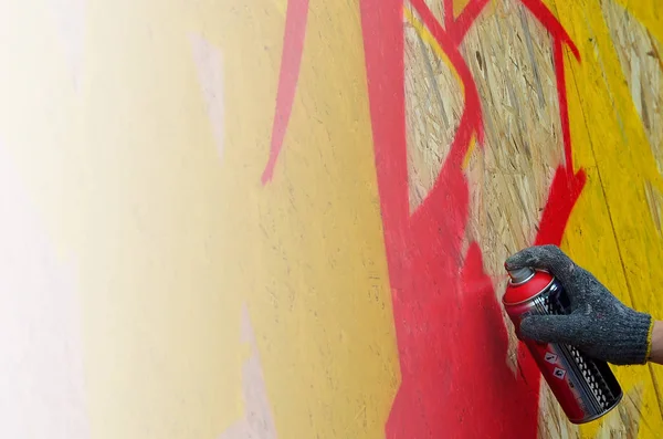 Una Mano Con Una Lata Spray Que Dibuja Nuevo Graffiti — Foto de Stock