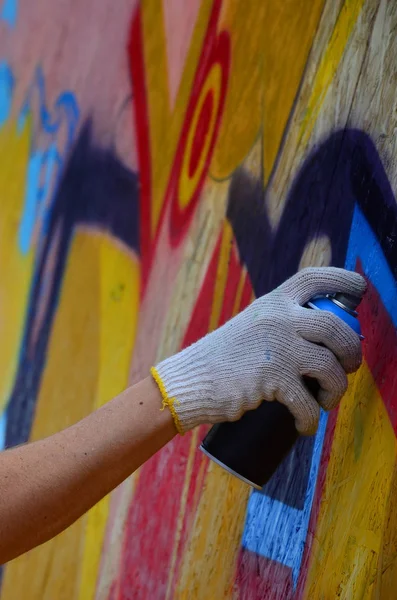 Hand Spray Can Draws New Graffiti Wall Photo Process Drawing — Stock Photo, Image