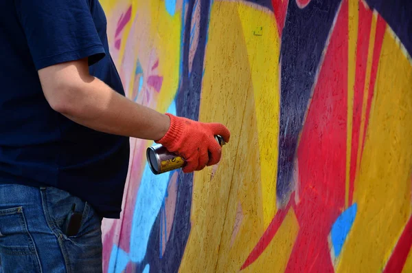 Ręka Spray Może Rysuje Nowe Graffiti Ścianie Zdjęcie Proces Rysowania — Zdjęcie stockowe