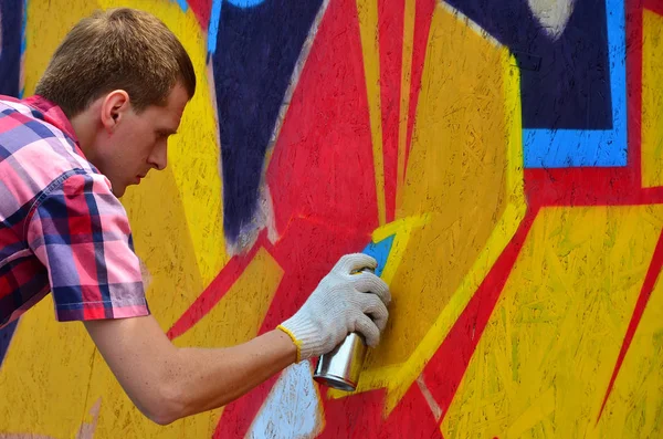 Bir Genç Kızıl Saçlı Grafiti Sanatçısı Yeni Bir Graffiti Duvar — Stok fotoğraf