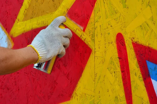 Una Mano Con Una Lata Spray Que Dibuja Nuevo Graffiti — Foto de Stock