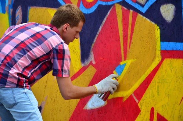 Mladá Zrzavá Graffiti Umělec Maluje Nový Graffiti Zdi Fotografie Procesu — Stock fotografie