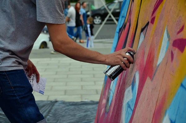 Una Mano Con Una Lata Spray Que Dibuja Nuevo Graffiti — Foto de Stock