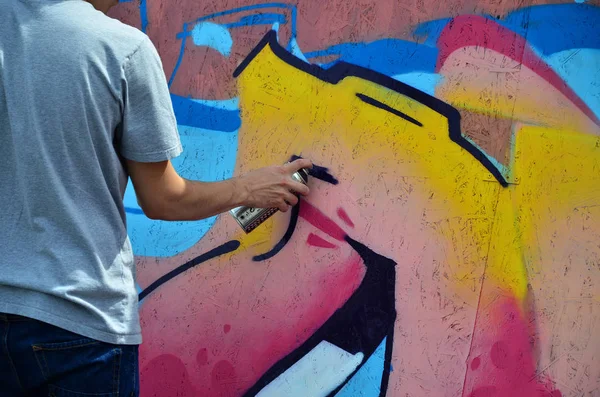 Uma Mão Com Uma Lata Spray Que Desenha Novo Grafite — Fotografia de Stock