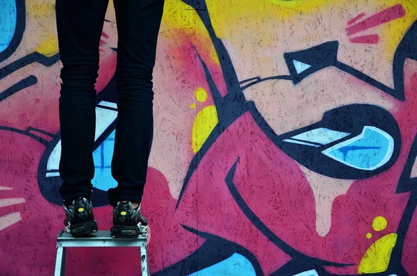 Bir Genç Grafiti Sanatçısı Yeni Bir Graffiti Duvar Boyar Bir — Stok fotoğraf