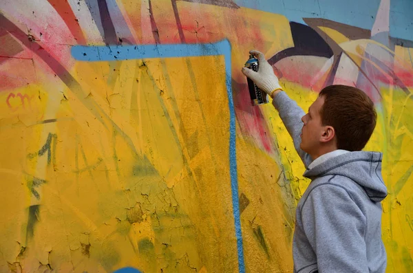 Ung Rödhårig Graffitikonstnär Målar Graffiti Väggen Foto Processen Med Att — Stockfoto
