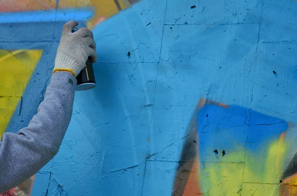 Hand Spray Can Draws New Graffiti Wall Photo Process Drawing — Stock Photo, Image