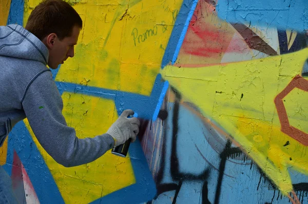 Een Jonge Roodharige Graffitikunstenaar Schildert Een Nieuwe Graffiti Muur Foto — Stockfoto