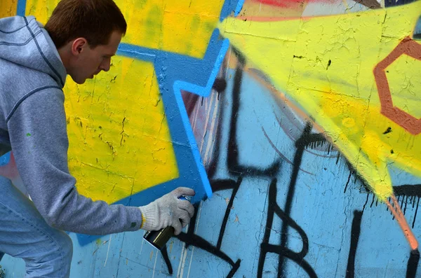 Een Jonge Roodharige Graffitikunstenaar Schildert Een Nieuwe Graffiti Muur Foto — Stockfoto