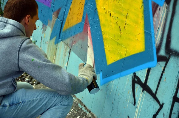 Jeune Graffeur Roux Peint Nouveau Graffiti Sur Mur Photo Processus — Photo