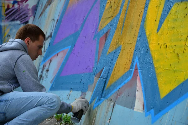 Een Jonge Roodharige Graffitikunstenaar Schildert Een Nieuwe Graffiti Muur Foto — Stockfoto