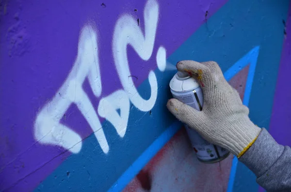 Hand Med Spray Kan Som Drar Graffiti Väggen Foto Processen — Stockfoto