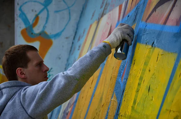 Een Jonge Roodharige Graffitikunstenaar Schildert Een Nieuwe Graffiti Muur Foto — Stockfoto