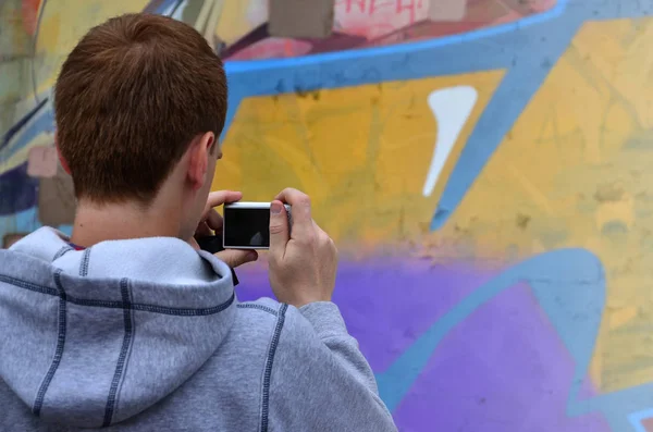 Jovem Grafiteiro Fotografa Seu Quadro Completo Parede Cara Usa Tecnologia — Fotografia de Stock