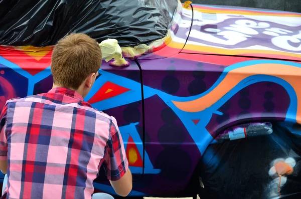 Ung Rödhårig Graffitikonstnär Målar Färgglad Graffiti Bilen Foto Processen Med — Stockfoto