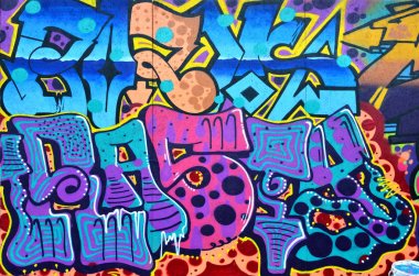 Sanat toprak altında. Güzel sokak sanat graffiti tarzı. Duvar Soyut çizimler ev boya ile dekore edilmiştir. Modern ikonik kentsel kültür sokak gençlik. Soyut şık resim duvarda