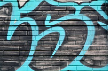 Arka plan resmi duvarın renkli soyut grafiti ile dekore edilmiştir. Sokak sanatı kavramı