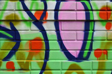 Arka plan resmi duvarın renkli soyut grafiti ile dekore edilmiştir. Sokak sanatı kavramı