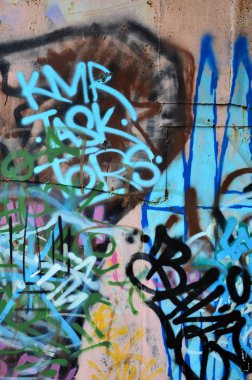 Arka plan resmi duvarın renkli soyut grafiti ile dekore edilmiştir. Sokak sanatı kavramı