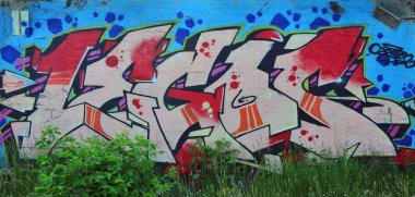 Arka plan resmi duvarın renkli soyut grafiti ile dekore edilmiştir. Sokak sanatı kavramı
