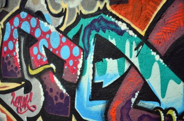 Arka plan resmi duvarın renkli soyut grafiti ile dekore edilmiştir. Sokak sanatı kavramı