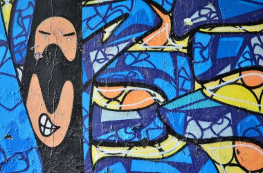 Ayrıntılı görüntü renk grafiti çizim. Arka sokak sanat arka boyalı bir karakter ile