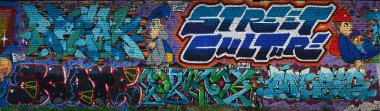 Grafiti çizim ayrıntılı bir görüntü. Kavramsal bir sokak sanatı arka plan ile bir renkli harf grafiti kelime 