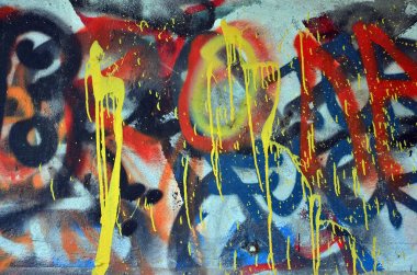 Sanat toprak altında. Güzel sokak sanat graffiti tarzı. Duvar Soyut çizimler ev boya ile dekore edilmiştir. Modern ikonik kentsel kültür sokak gençlik. Soyut şık resim duvarda