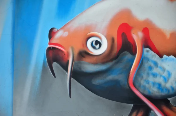 彩色涂鸦画的详细图像 背景街道艺术背景与被绘的橙色鱼漂浮在房间里 — 图库照片