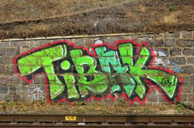 Grafiti çizim Ayrıntılar görünümünü kapatın. Sokak sanatı ve vandalizm temanın arka plan görüntüsü. Sprey boya ile boyanmış duvar dokusu