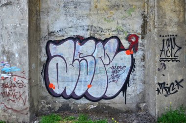 Grafiti çizim Ayrıntılar görünümünü kapatın. Sokak sanatı ve vandalizm temanın arka plan görüntüsü. Sprey boya ile boyanmış duvar dokusu