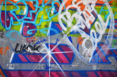Eski bir renkli grafiti duvardaki çizim parçası. Arka plan resmi olarak bir örnek sokak sanatı, vandalizm ve sprey boya ile duvar resmi