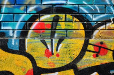 Eski bir renkli grafiti duvardaki çizim parçası. Arka plan resmi olarak bir örnek sokak sanatı, vandalizm ve sprey boya ile duvar resmi