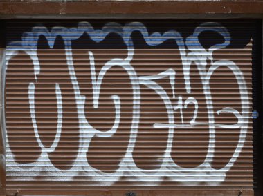 Eski bir renkli grafiti çizim çekim kapıyı parçası. Arka plan resmi olarak bir örnek sokak sanatı, vandalizm ve sprey boya ile duvar resmi