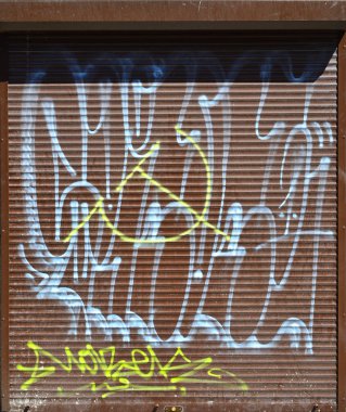 Eski bir renkli grafiti çizim çekim kapıyı parçası. Arka plan resmi olarak bir örnek sokak sanatı, vandalizm ve sprey boya ile duvar resmi