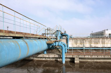 Borular ve bir arka plan üzerinde iletişim mavi gökyüzünde bir sürü ile sanayi alanı. eski su arıtma tesisi kentin su temini, Atılgan. Kharkov, Ukrayna